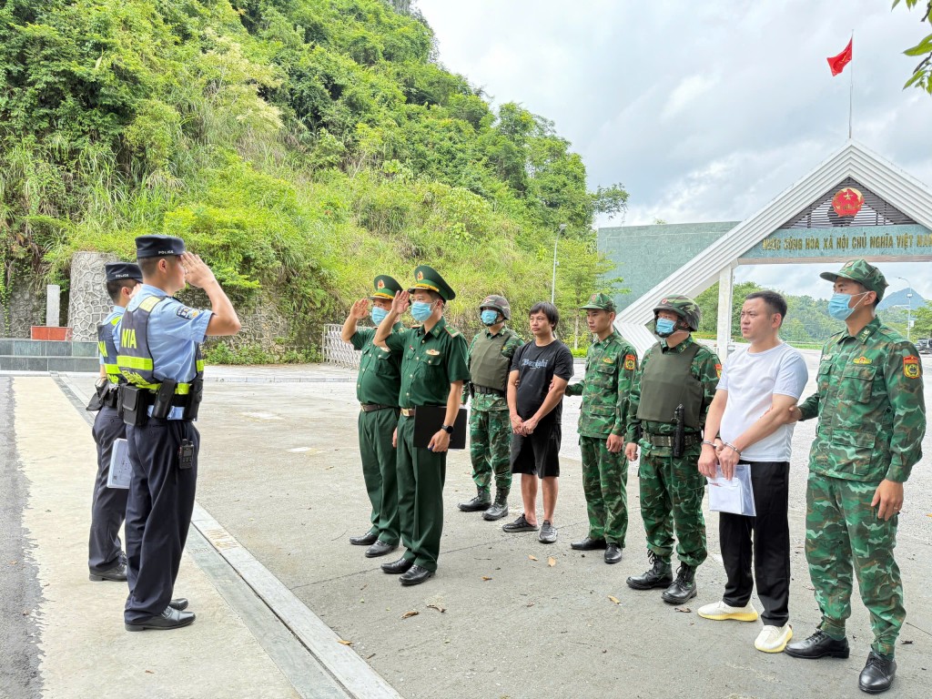 Bắt giữ các đối tượng bị truy nã, truy tìm tại biên giới Bắt giữ các đối tượng bị truy nã, truy tìm tại biên giới