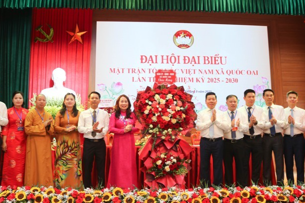 Lãnh đạo xã Quốc Oai tặng hoa chúc mừng Đại hội