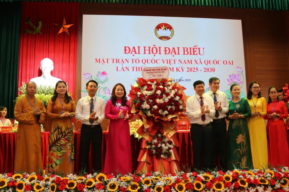 Phó Chủ tịch Ủy ban MTTQ Việt Nam thành phố Hà Nội Phạm Anh Tuấn tặng hoa chúc mừng Đại hội. Ảnh: Hoàng Sơn