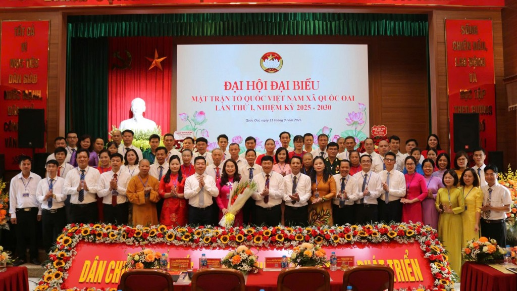 Thành viên Ủy ban MTTQ xã Quốc Oai ra mắt đại hội (Ảnh: Hoàng Sơn