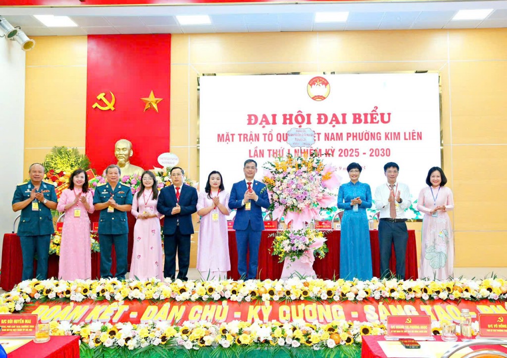 Đại diện lãnh đạo quận, phường và các đơn vị tặng hoa chúc mừng Đại hội đại biểu Mặt trận Tổ quốc Việt Nam phường Kim Liên nhiệm kỳ 2025–2030.