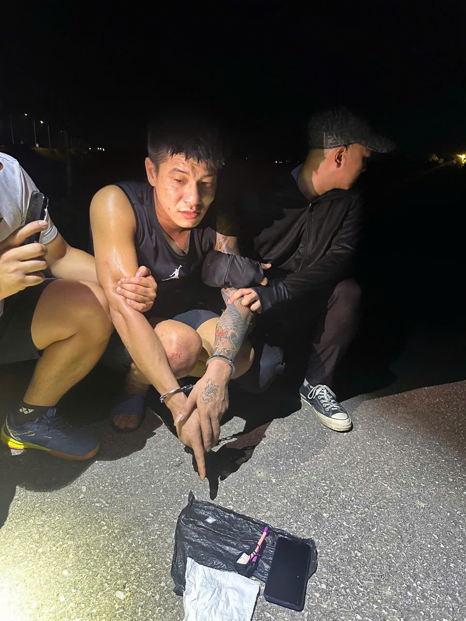 đối tượng Phạm Công Đoàn (thứ 2, từ phải qua)