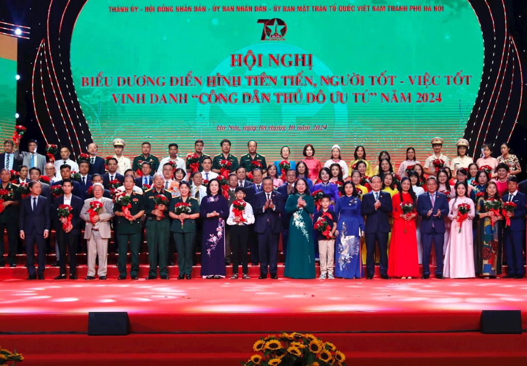 Hà Nội tuyên dương 70 điển hình tiên tiến, người tốt, việc tốt và vinh danh “Công dân Thủ đô ưu tú” Hà Nội tuyên dương 70 điển hình tiên tiến, người tốt, việc tốt và vinh danh “Công dân Thủ đô ưu tú”