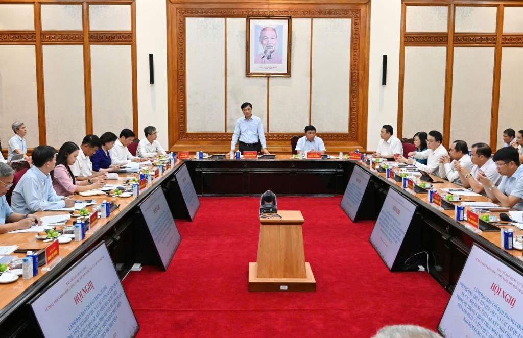 Quang cảnh cuộc họp.