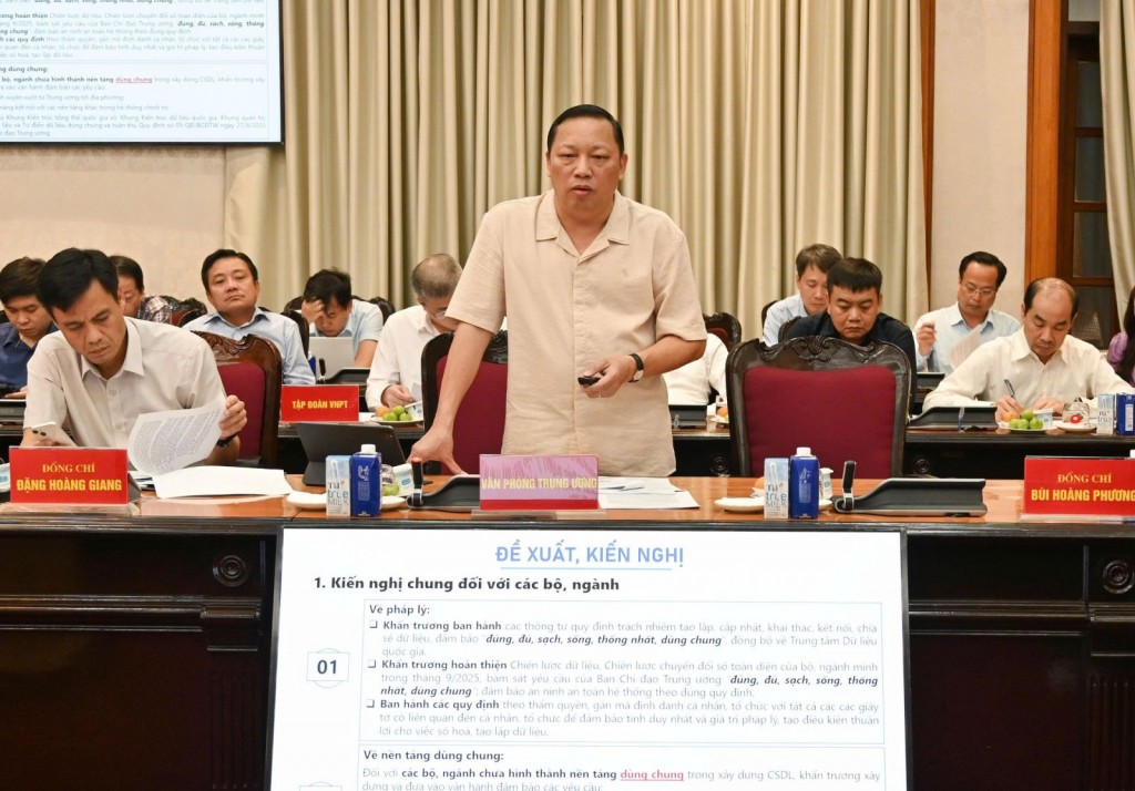 Đồng chí Ngô Hải Phan, Cục trưởng Cục Chuyển đổi số - Cơ yếu, Văn phòng Trung ương Đảng, Tổ phó Thường trực Tổ Giúp việc Ban Chỉ đạo Trung ương về phát triển khoa học công nghệ, đổi mới sáng tạo và chuyển đổi số báo cáo tại cuộc họp.