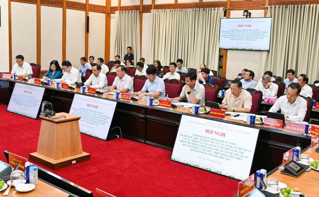 Các đại biểu tham dự cuộc họp.