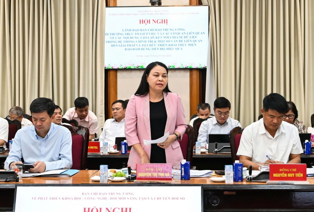 Đồng chí Nguyễn Thị Thu Hà, Ủy viên Trung ương Đảng, Phó Chủ tịch - Tổng Thư ký Uỷ ban Trung ương Mặt trận Tổ quốc Việt Nam phát biểu tại cuộc họp.
