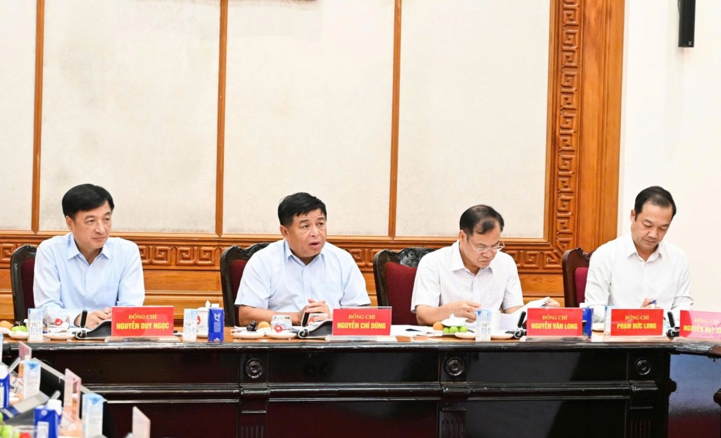 Phó Thủ tướng Chính phủ Nguyễn Chí Dũng phát biểu tại cuộc họp.