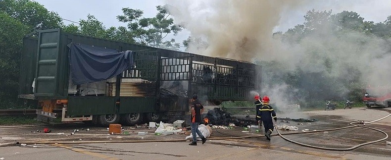 Lực lượng chức năng phối hợp tham gia dập tắt đám cháy Lực lượng chức năng phối hợp tham gia dập tắt đám cháy