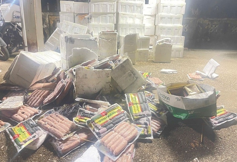 Cận cảnh số thùng xốp chứa xúc xích không rõ nguồn gốc được phát hiện trên xe được đưa về trụ sở Công an xã để xử lý Cận cảnh số thùng xốp chứa xúc xích không rõ nguồn gốc được phát hiện trên xe được đưa về trụ sở Công an xã để xử lý