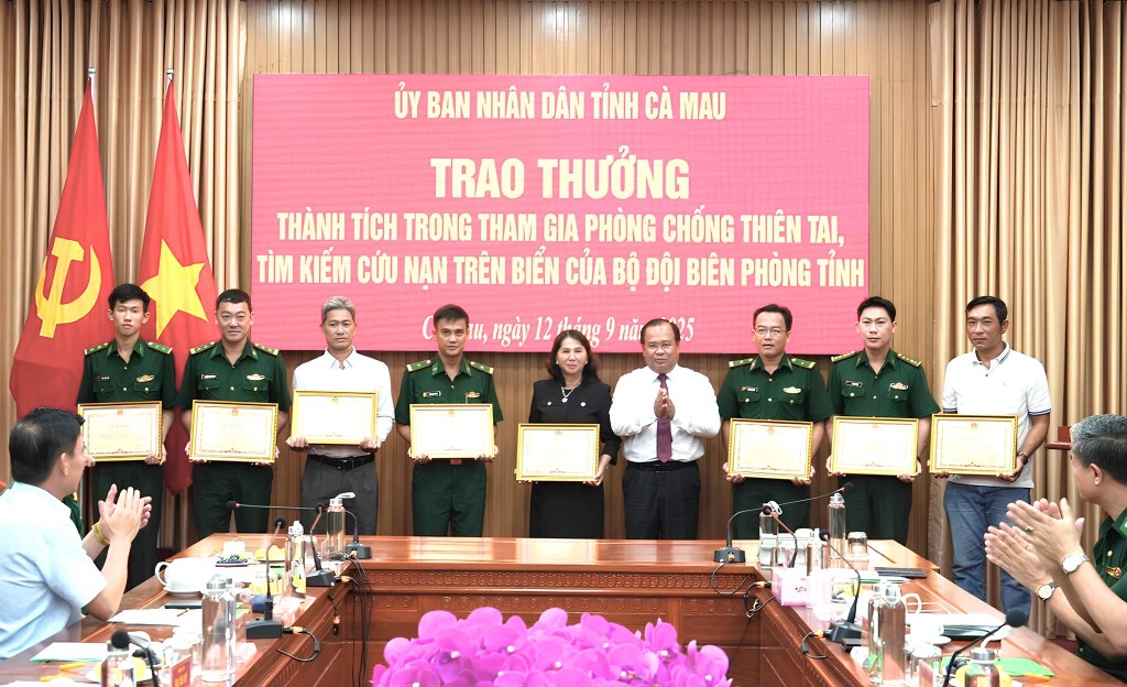 Phó Chủ tịch UBND tỉnh Nguyễn Minh Luân trao Bằng khen cho cán bộ, chiến sĩ và chủ tàu cá xuất sắc trong công tác cứu nạn.