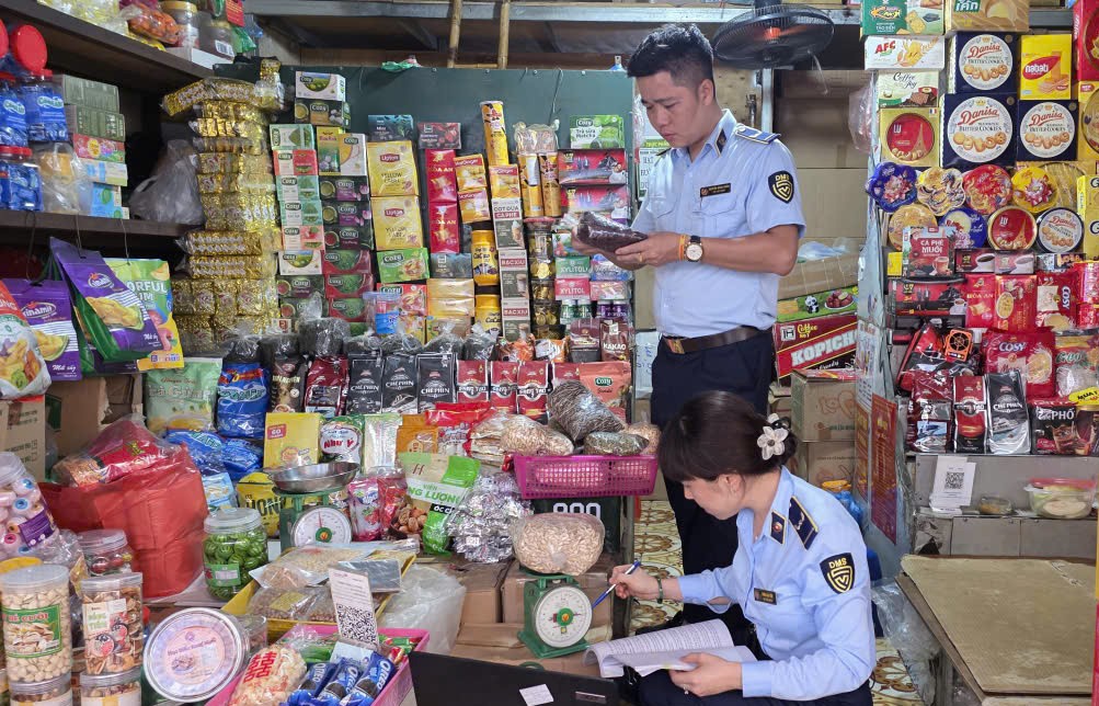 Đội QLTT số 2 kiểm tra, thu giữ hàng nghìn sản phẩm bánh Trung thu, đồ chơi trẻ em nhập lậu