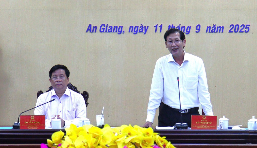 Tỉnh ủy viên, Phó Chủ tịch UBND tỉnh Lê Văn Phước phát biểu tại cuộc họp