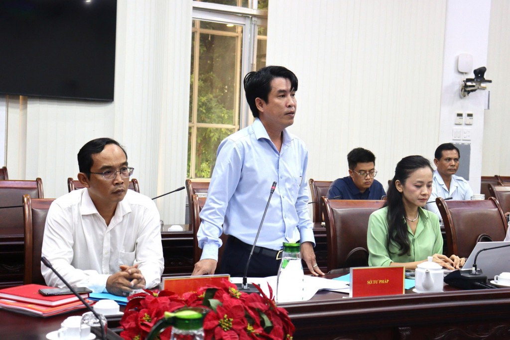 Lãnh đạo các sở phát biểu tại cuộc họp