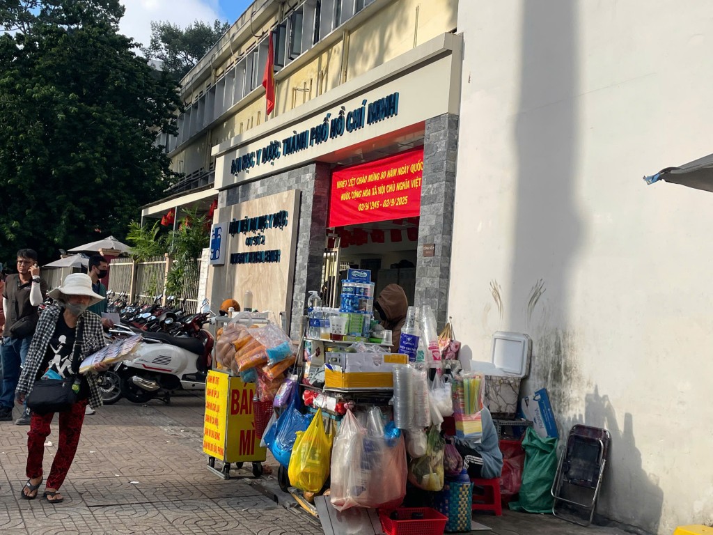 Hàng quán vỉa hè quanh bệnh viện lớn sẽ có mức giá rẻ hơn (Ảnh: Tố Uyên)