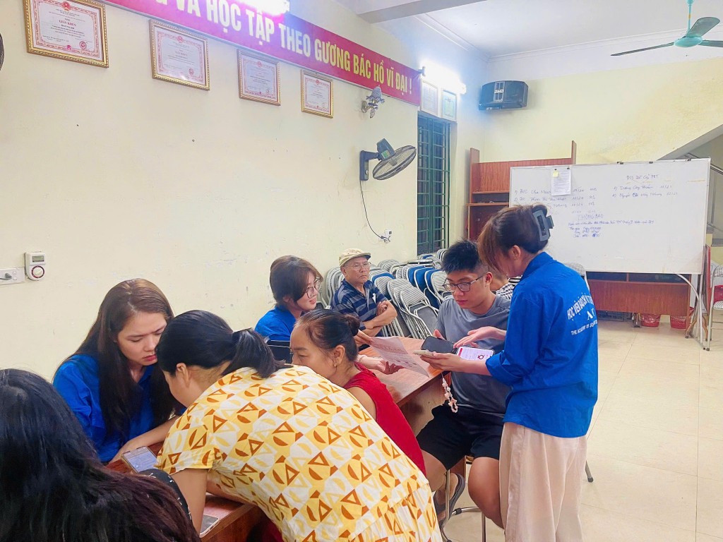 Tuổi trẻ Phù Đổng đồng hành cùng người dân thúc đẩy chuyển đổi số Tuổi trẻ Phù Đổng đồng hành cùng người dân thúc đẩy chuyển đổi số