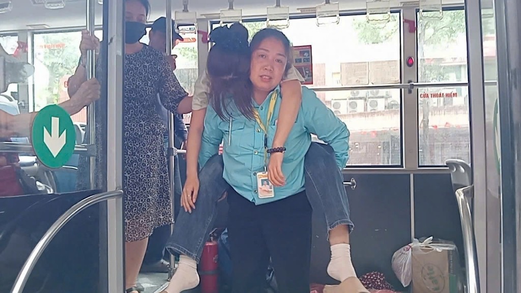 Chị Lê Thị Dậu cõng nữ hành khách đi cấp cứu.