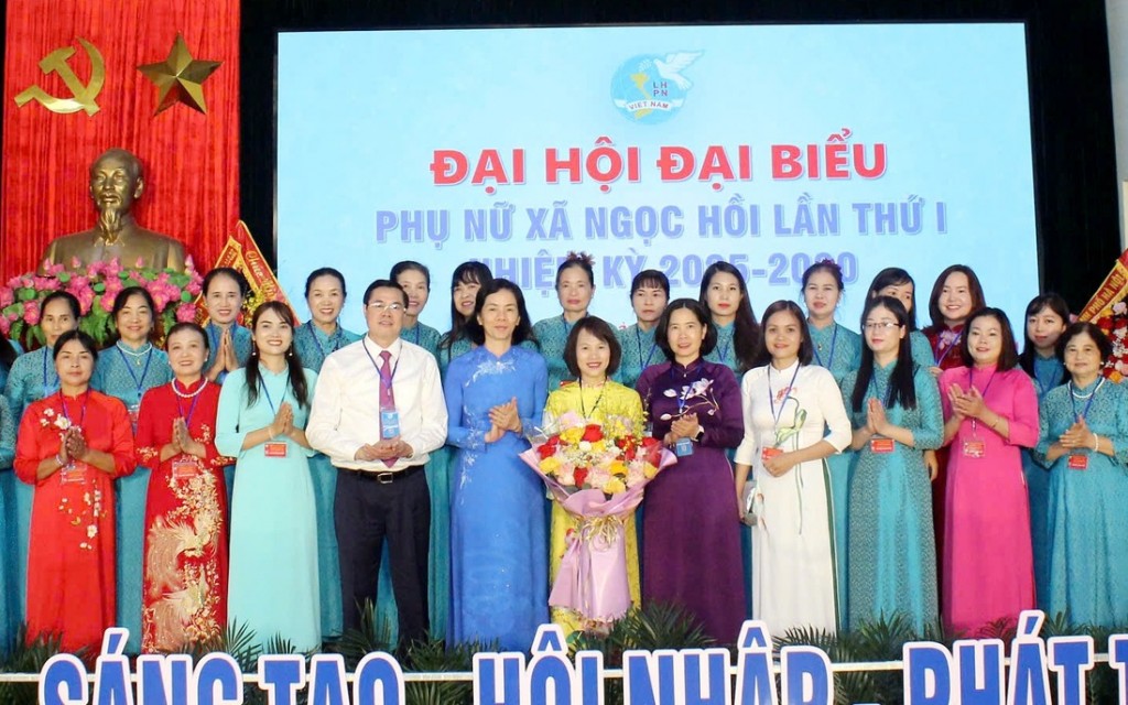 Phó Chủ tịch TƯ Hội LHPN Việt Nam Nguyễn Thị Minh Hương (thứ 5 từ trái qua); Phó Chủ tịch UB MTTQ Việt Nam Thành phố, Chủ tịch Hội LHPN Thành phố Hà Nội Lê Kim Anh (thứ 7 từ trái qua); Bí thư Đảng ủy, Chủ tịch HĐND xã Ngọc Hồi Nguyễn Xuân Phong (thứ 4 từ phải qua) chúc mừng Ban Chấp hành Hội LHPN xã Ngọc Hồi nhiệm kỳ 2025 - 2030 Phó Chủ tịch TƯ Hội LHPN Việt Nam Nguyễn Thị Minh Hương (thứ 5 từ trái qua); Phó Chủ tịch UB MTTQ Việt Nam Thành phố, Chủ tịch Hội LHPN Thành phố Hà Nội Lê Kim Anh (thứ 7 từ trái qua); Bí thư Đảng ủy, Chủ tịch HĐND xã Ngọc Hồi Nguyễn Xuân Phong (thứ 4 từ phải qua) chúc mừng Ban Chấp hành Hội LHPN xã Ngọc Hồi nhiệm kỳ 2025 - 2030