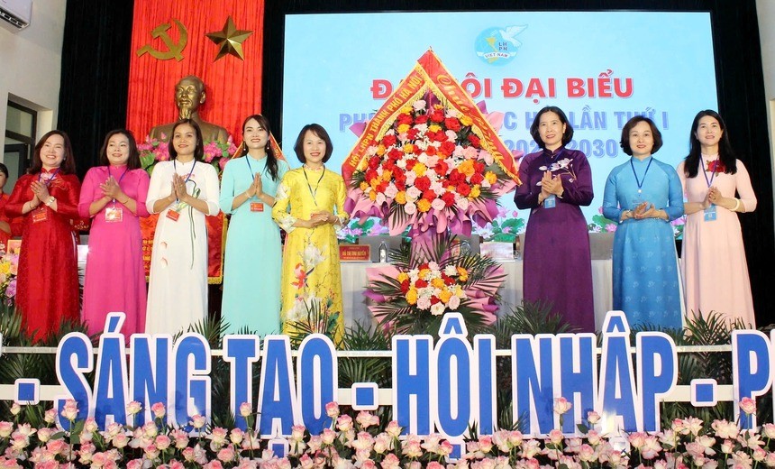 Phó Chủ tịch UB MTTQ Việt Nam Thành phố, Chủ tịch Hội LHPN Thành phố Hà Nội Lê Kim Anh (thứ 3 từ phải qua) và tập thể Hội LHPN Thành phố Hà Nội tặng lẵng hoa chúc mừng Đại hội Phó Chủ tịch UB MTTQ Việt Nam Thành phố, Chủ tịch Hội LHPN Thành phố Hà Nội Lê Kim Anh (thứ 3 từ phải qua) và tập thể Hội LHPN Thành phố Hà Nội tặng lẵng hoa chúc mừng Đại hội