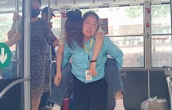 Nhân viên xe buýt Hà Nội kịp thời cứu giúp người gặp nạn