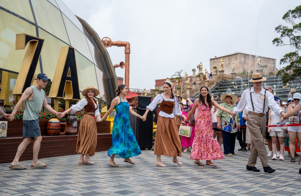 Khách Ấn Độ hòa trong không khí sôi động của các show diễn tại Sun World Ba Na Hills Khách Ấn Độ hòa trong không khí sôi động của các show diễn tại Sun World Ba Na Hills