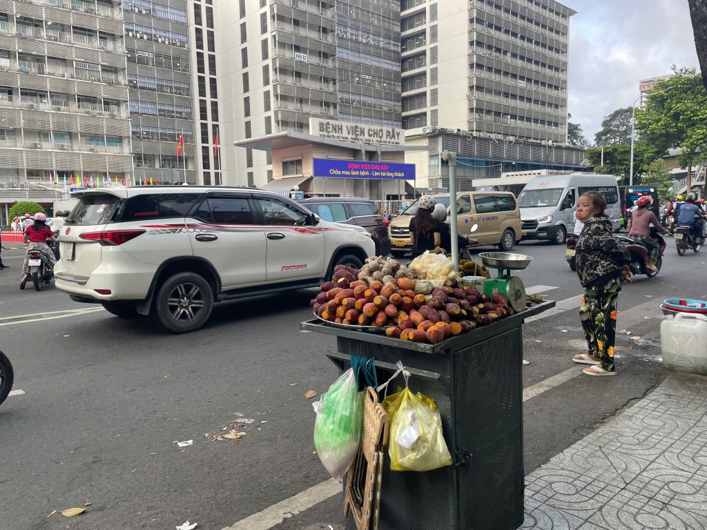 Đối diện bệnh viện chợ rẫy