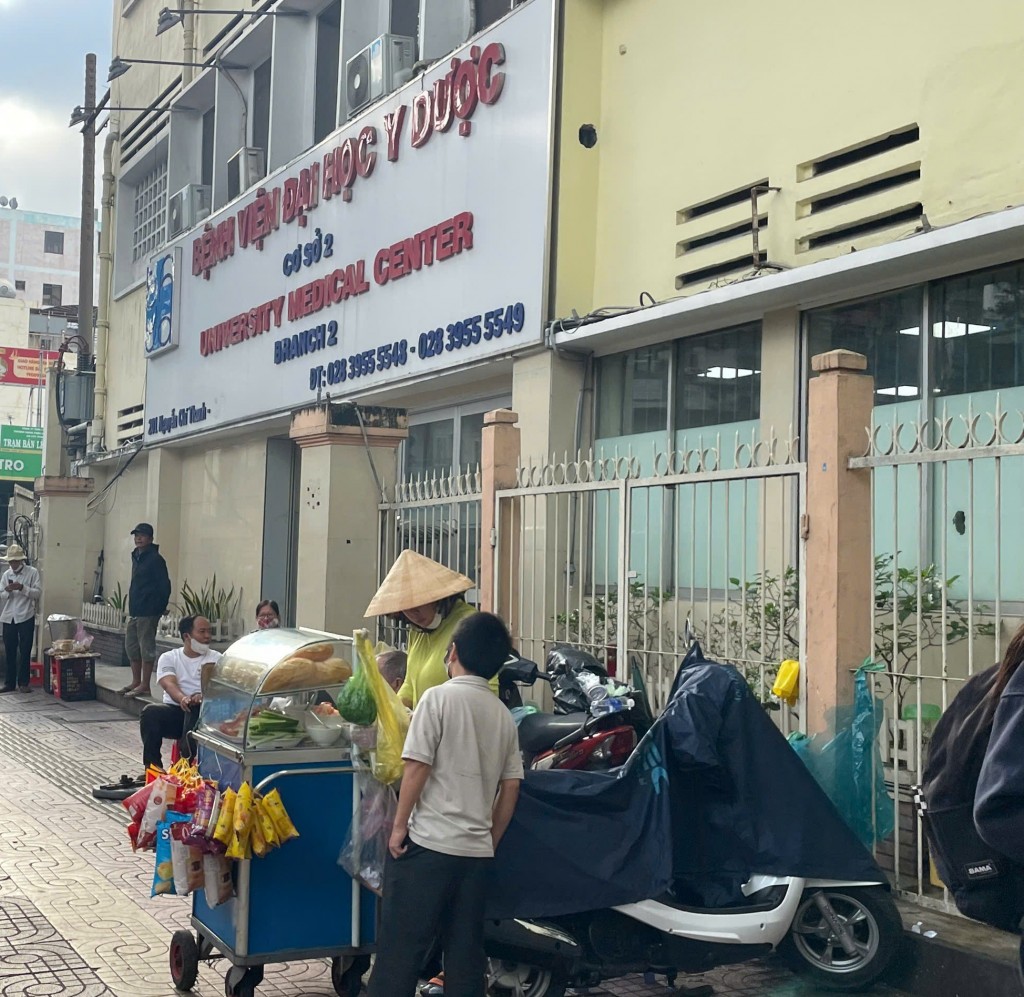 Một quán hàng rong trước cổng Bệnh viện Đại học Y dược Cơ sở 2 (Ảnh: Tố Uyên)
