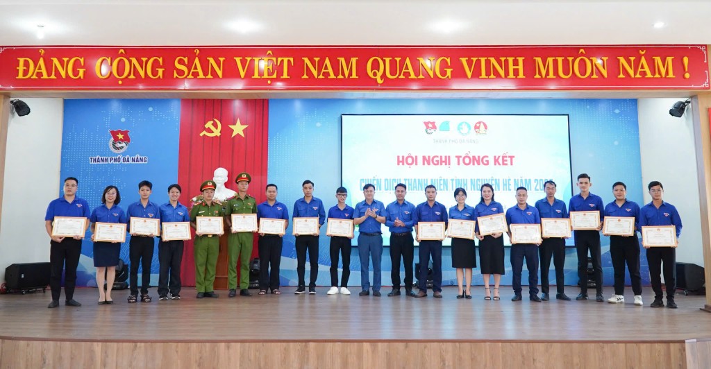 Thành đoàn Đà Nẵng khen thưởng 97 tập thể và 130 cá nhân có thành tích xuất sắc trong Chiến dịch Thanh niên tình nguyện hè năm 2025