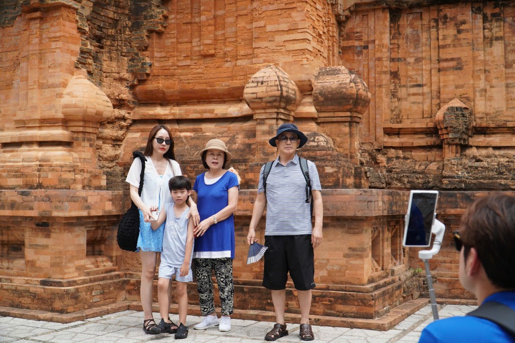 Khách du lịch tham quan tại Tháp Bà Ponagar, Nha Trang