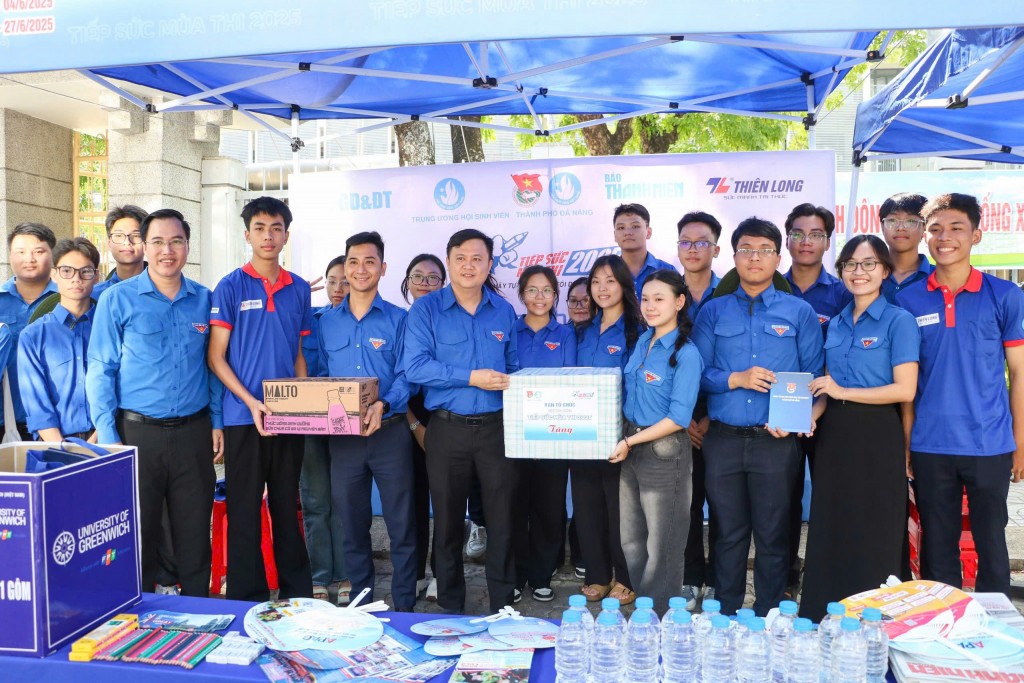 Tổ chức đội tình nguyện hướng dẫn, phân luồng đảm bảo an toàn giao thông, hỗ trợ thí sinh trong các kỳ thi