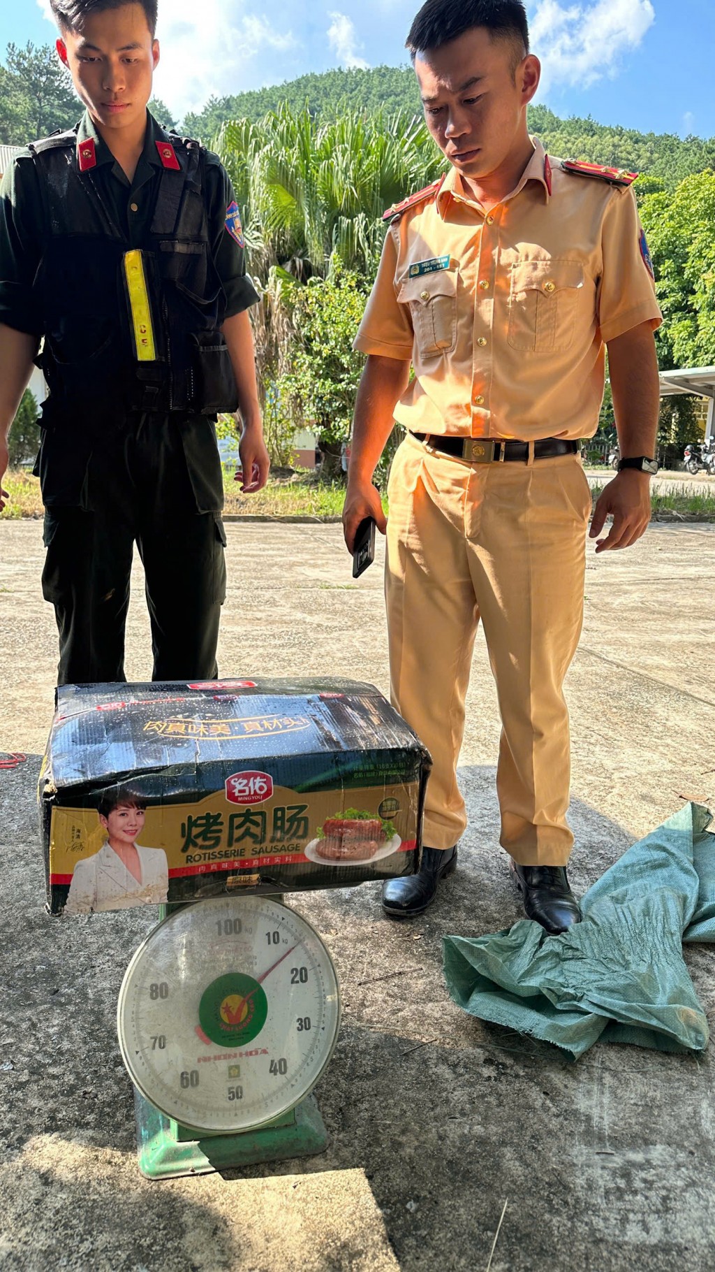 Phát hiện, thu giữ gần 850kg xúc xích không rõ nguồn gốc xuất xứ Phát hiện, thu giữ gần 850kg xúc xích không rõ nguồn gốc xuất xứ