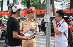 Hàng trăm học trò và phụ huynh vi phạm an toàn giao thông