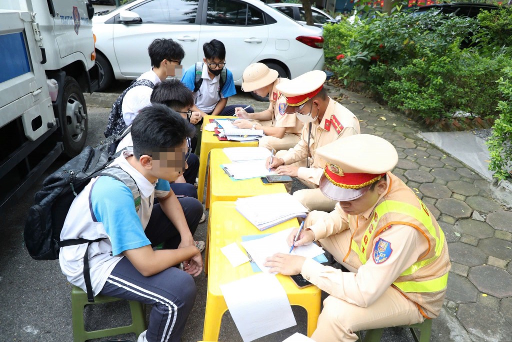 Nhiều học sinh vi phạm được mời đến chốt làm việc, nghe phổ biến quy định và ký cam kết không tái phạm. Nhiều học sinh vi phạm được mời đến chốt làm việc, nghe phổ biến quy định và ký cam kết không tái phạm.