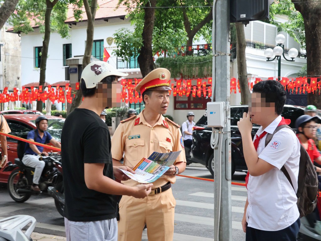 Cảnh sát giao thông phát tờ rơi, tuyên truyền trực tiếp cho phụ huynh và học sinh về an toàn giao thông Cảnh sát giao thông phát tờ rơi, tuyên truyền trực tiếp cho phụ huynh và học sinh về an toàn giao thông