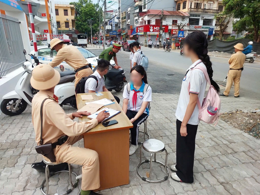 Nhiều học sinh bị lập biên bản vi phạm, được mời làm việc trực tiếp tại chốt kiểm tra lưu động. Nhiều học sinh bị lập biên bản vi phạm, được mời làm việc trực tiếp tại chốt kiểm tra lưu động.