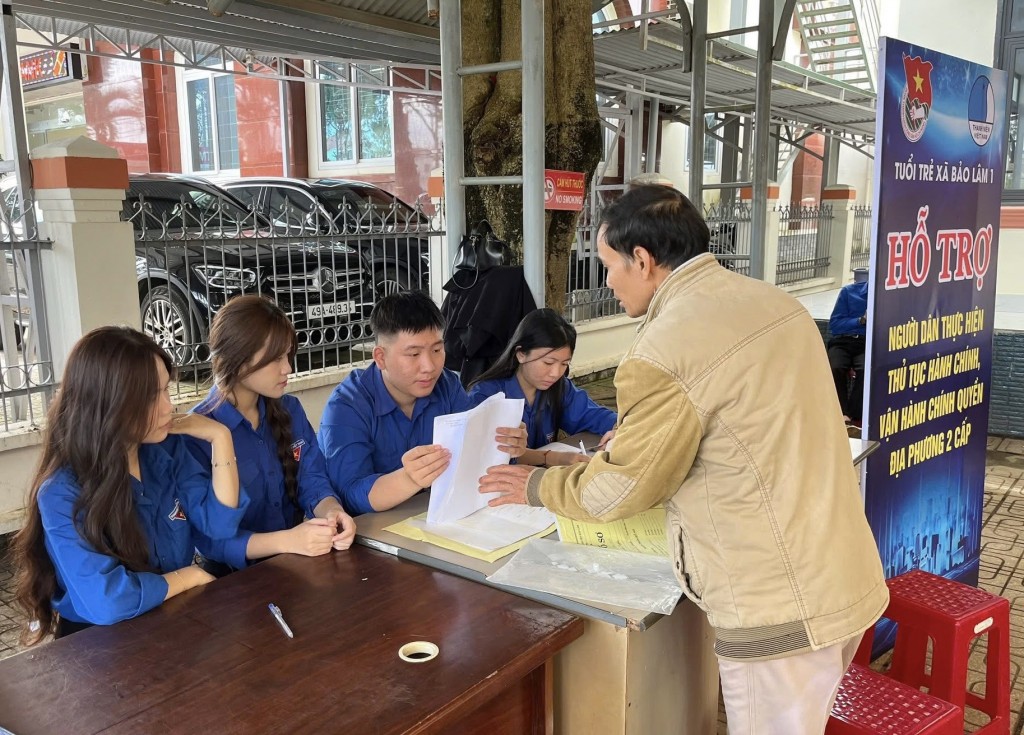 Thanh niên tình nguyện hỗ trợ người dân thực hiện thủ tục hành chính