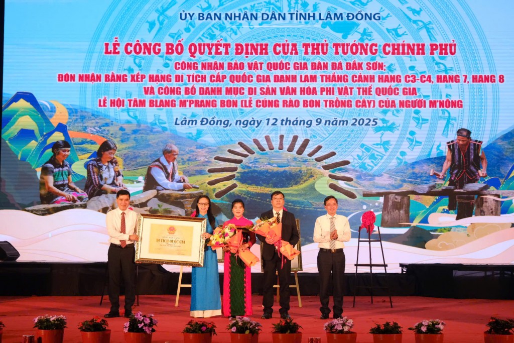 Lãnh đạo tỉnh Lâm Đồng đón nhận Bằng xếp hạng di tích cấp quốc gia danh lam thắng cảnh Hang C3-C4, C7 và C8 (Ảnh CTV)