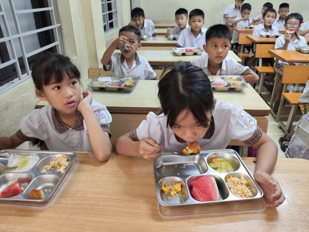 Bữa ăn bán trú được đánh giá là đầy đủ, ngon sạch.