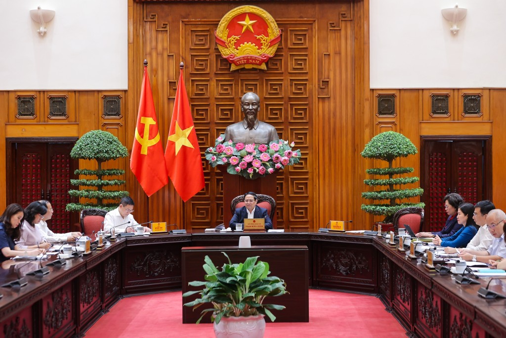 Thủ tướng Phạm Minh Chính chủ trì cuộc họp nhằm tiếp tục cụ thể hóa một bước Nghị quyết phiên họp Chính phủ thường kỳ tháng 8/2025 về công tác chỉ đạo, điều hành kinh tế nói chung và kinh tế vĩ mô nói riêng - Ảnh: VGP/Nhật Bắc