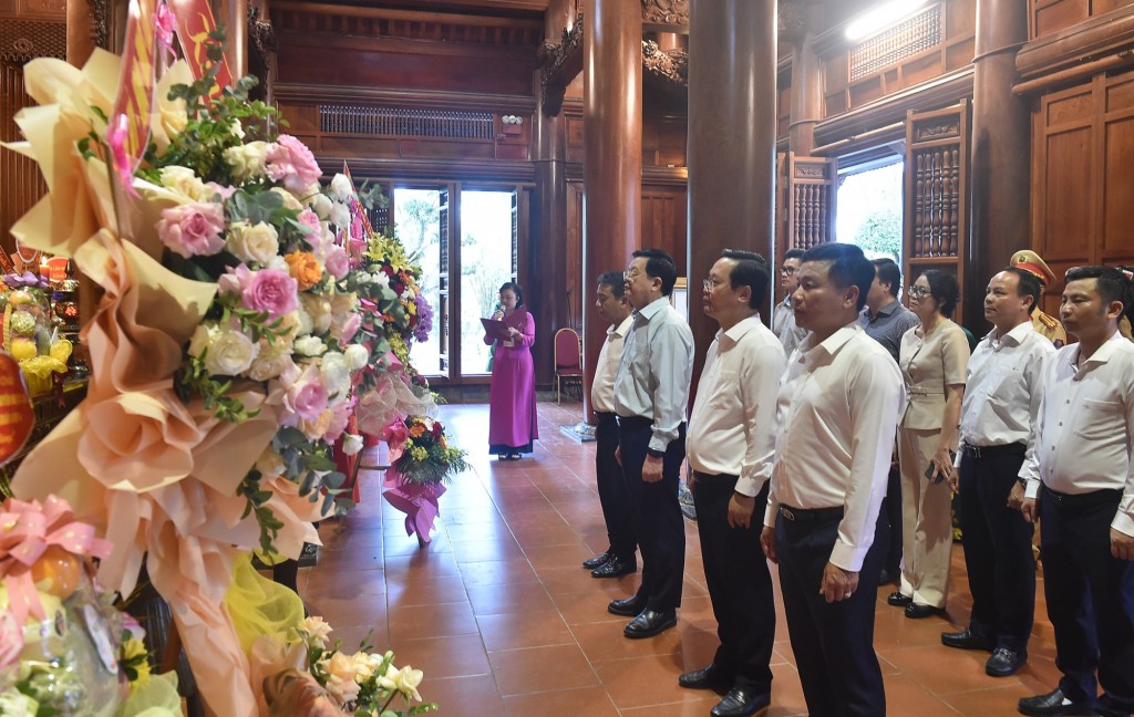 Phó Thủ tướng Mai Văn Chính và đoàn công tác dâng hương tưởng niệm Chủ tịch Hồ Chí Minh tại Khu Di tích Kim Liên - Ảnh: VGP/Giang Thanh Phó Thủ tướng Mai Văn Chính và đoàn công tác dâng hương tưởng niệm Chủ tịch Hồ Chí Minh tại Khu Di tích Kim Liên - Ảnh: VGP/Giang Thanh