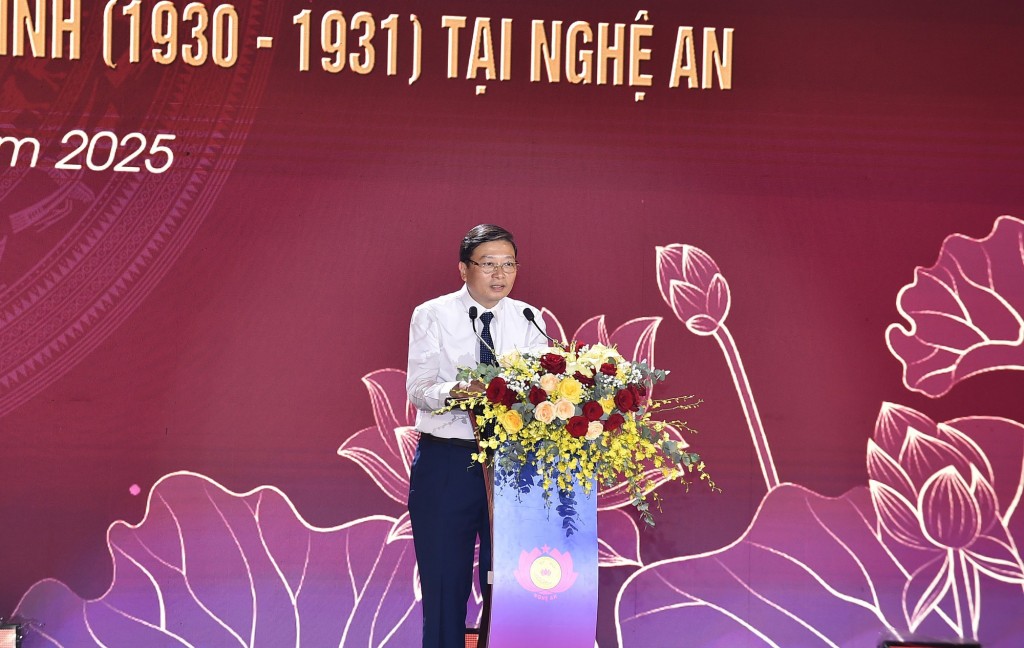 Chủ tịch UBND tỉnh Nghệ An Lê Hồng Vinh trình bày diễn văn tại buổi lễ - Ảnh: VGP/Giang Thanh Chủ tịch UBND tỉnh Nghệ An Lê Hồng Vinh trình bày diễn văn tại buổi lễ - Ảnh: VGP/Giang Thanh