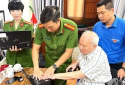 Công an xã, phường xung kích hỗ trợ người dân chuyển đổi số