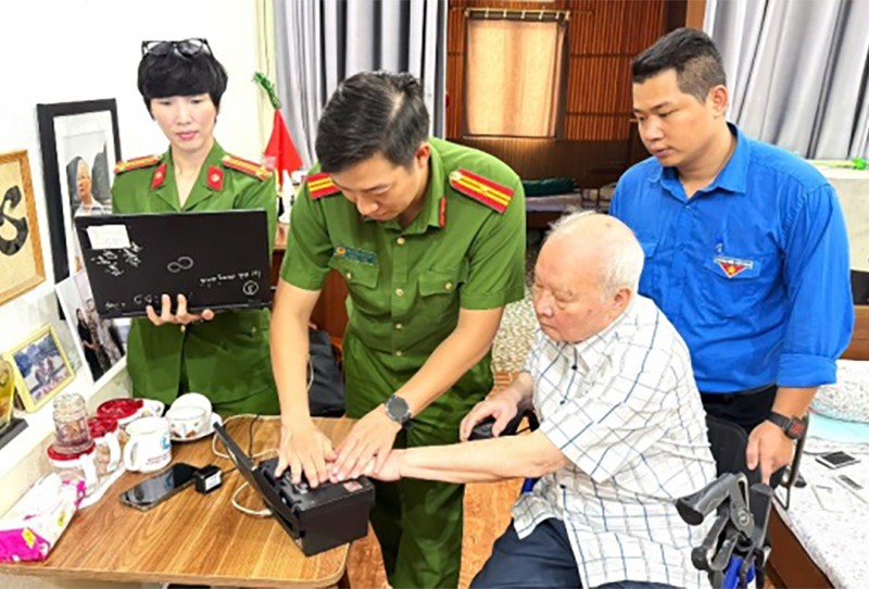 Công an phường Yên Hòa đến tận nhà hỗ trợ người già yếu thu thập dữ liệu, cấp đổi thẻ đảng viên Công an phường Yên Hòa đến tận nhà hỗ trợ người già yếu thu thập dữ liệu, cấp đổi thẻ đảng viên