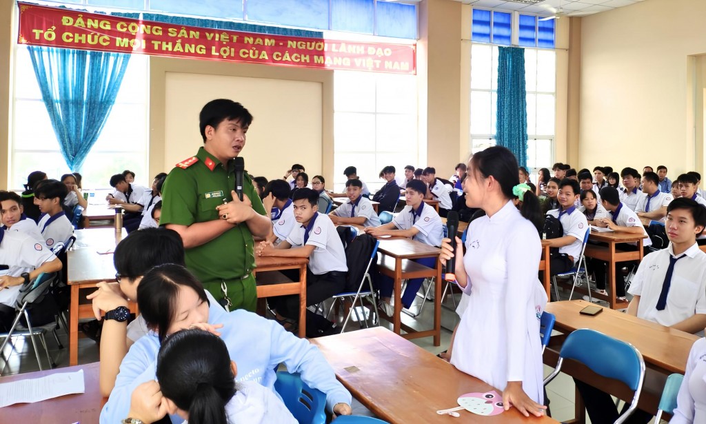 Lực lượng công an TP Cần Thơ phối hợp tuyên truyền Luật Phòng chống ma túy trong các trường học trên địa bàn.