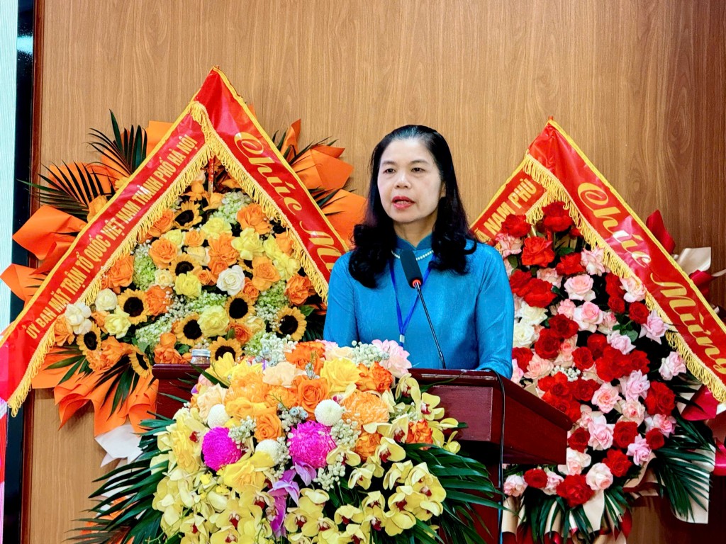 đồng chí Đặng Thị Phương Hoa - Phó Chủ tịch Uỷ ban MTTQ Việt Nam thành phố Hà Nội phát biểu chỉ đạo Đại hội