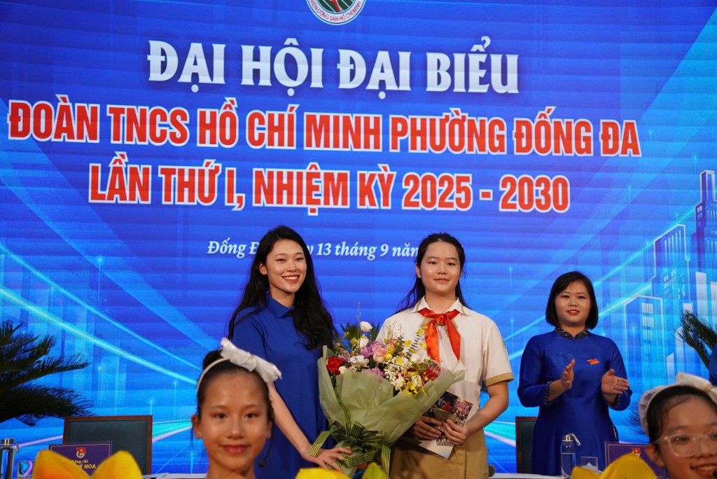 Đại biểu tặng hoa chúc mừng thiếu nhi phường Đống Đa tại phiên trọng thể của Đại hội đại biểu Đoàn TNCS Hồ Chí Minh phường Đống Đa lần thứ I, nhiệm kỳ 2025 – 2030.
