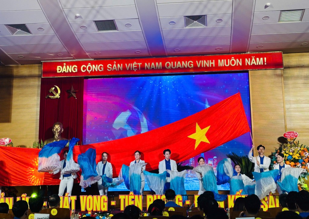 Tiết mục văn nghệ chào mừng Đại hội đại biểu Đoàn TNCS Hồ Chí Minh phường Đống Đa lần thứ I, nhiệm kỳ 2025 – 2030, với hình ảnh cờ Tổ quốc tung bay, khơi dậy niềm tự hào và khát vọng cống hiến của tuổi trẻ