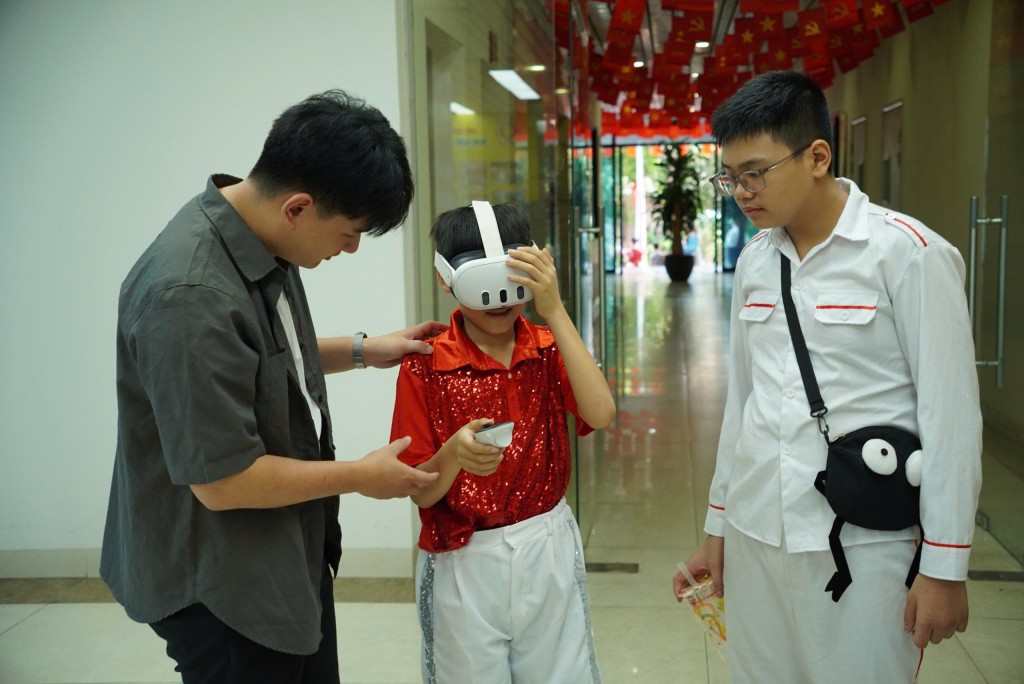 Thanh thiếu nhi phường Đống Đa hào hứng trải nghiệm công nghệ thực tế ảo trong không gian triển lãm “Chuyển đổi số vì hạnh phúc của Nhân dân – Từ Cán bộ đến Cộng đồng”.