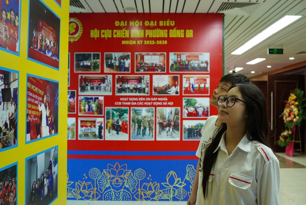 Học sinh chăm chú tìm hiểu các hình ảnh, tư liệu trưng bày tại triển lãm, tái hiện những hoạt động nổi bật của MTTQ và các tổ chức chính trị – xã hội phường Đống Đa trong thời gian qua.