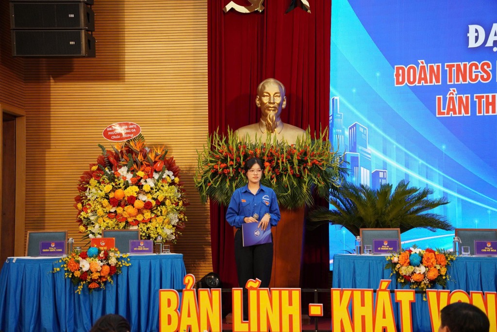 Lâm Tiến Thành (lớp 12A10) và Trần Mai Linh (lớp 11A10), Trường THPT Đống Đa, trình bày tham luận tại Đại hội đại biểu Đoàn TNCS Hồ Chí Minh phường Đống Đa lần thứ I, nhiệm kỳ 2025 – 2030.